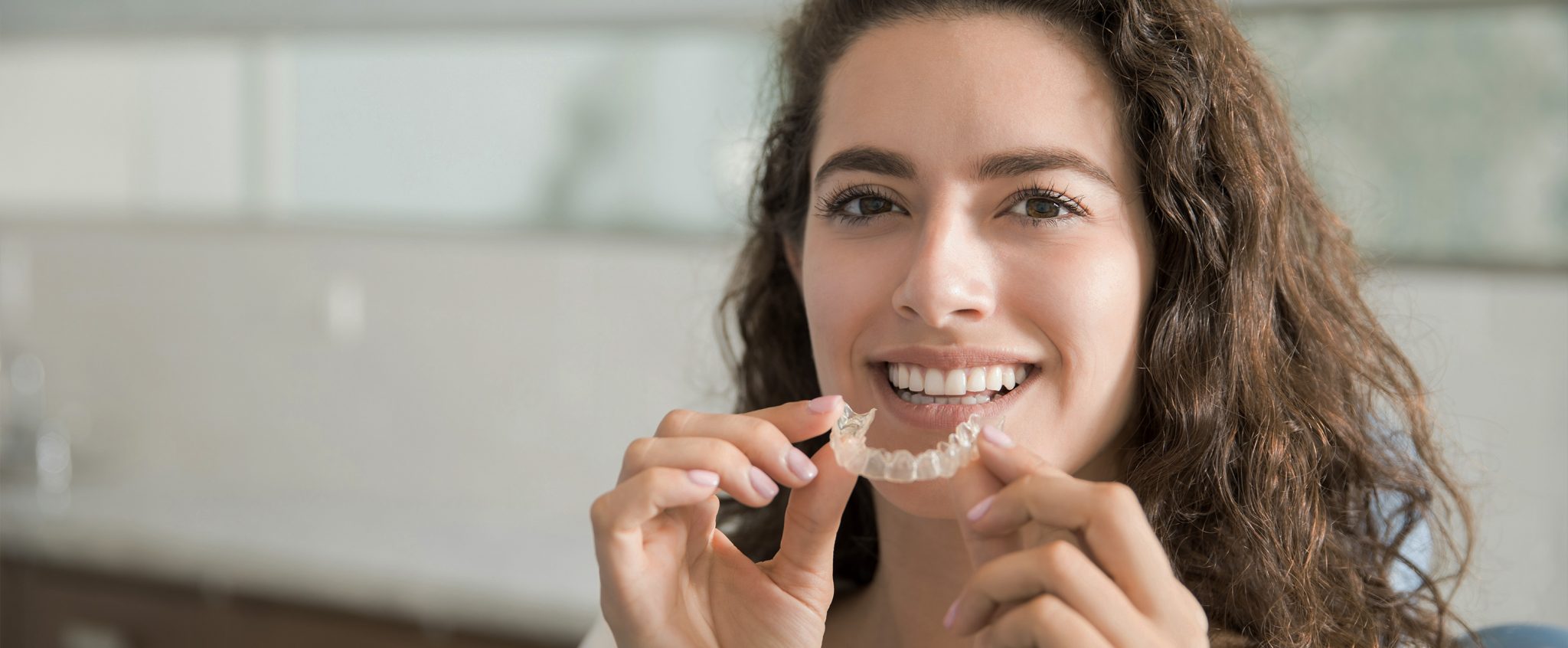 Sonríe sin complejos: ventajas de la ortodoncia invisible en adultos