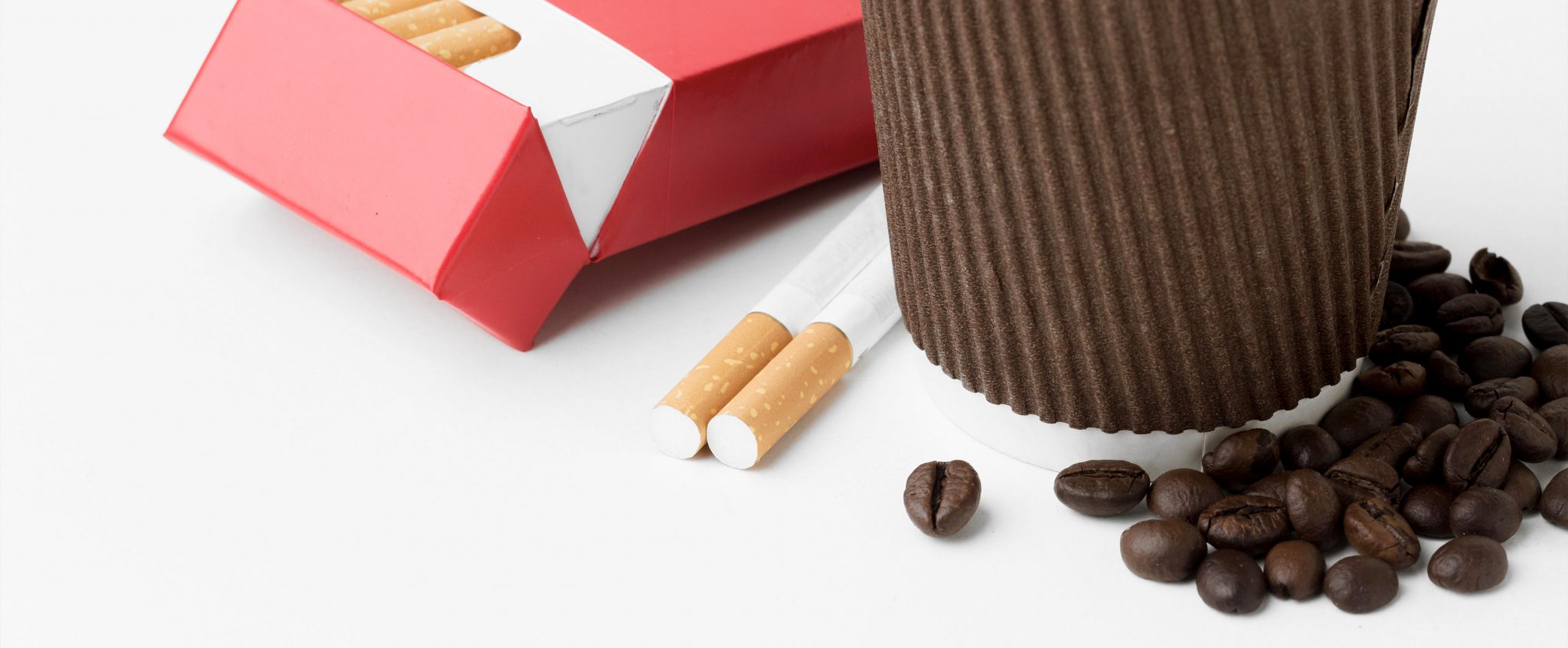 Alimentos y hábitos que manchan los dientes: causas, prevención y tratamientos en Valladolid