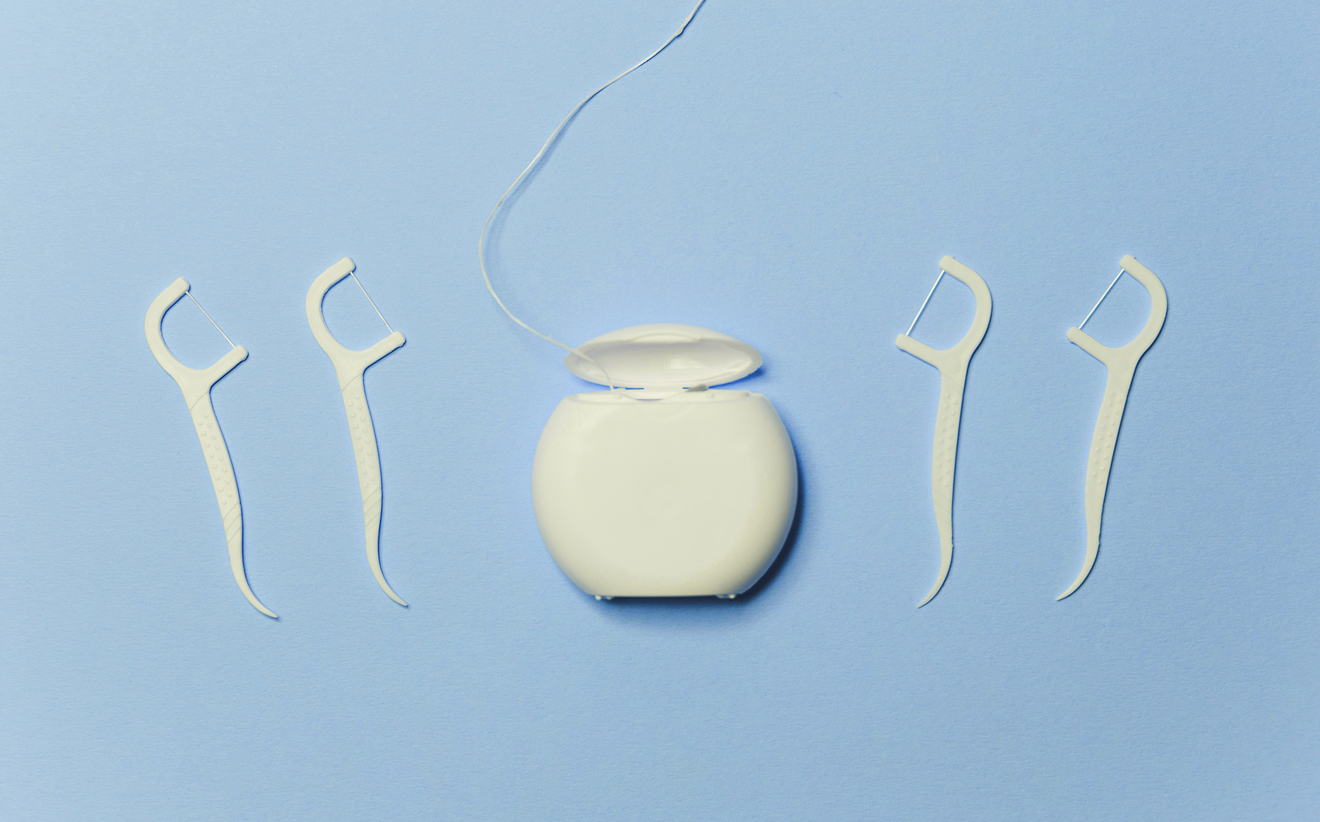 Se me queda comida entre los dientes: causas y soluciones